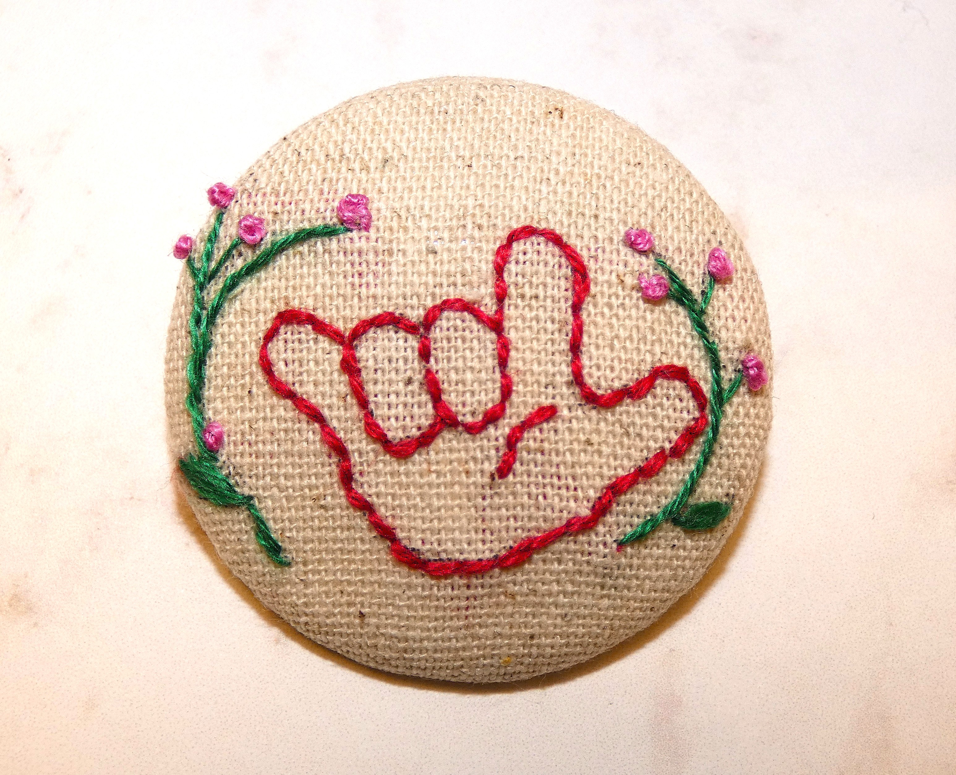 くるみブローチ