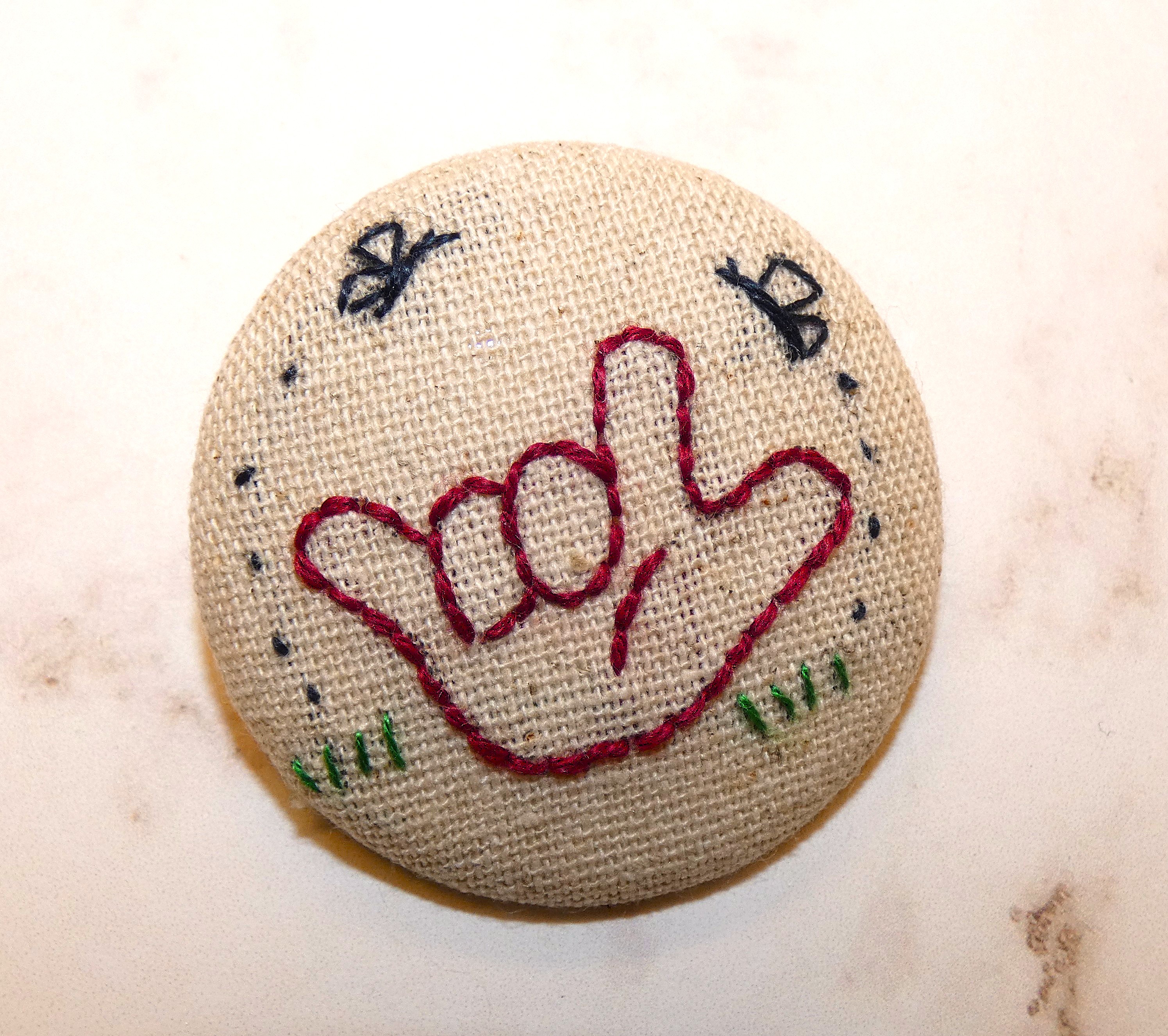 くるみブローチ