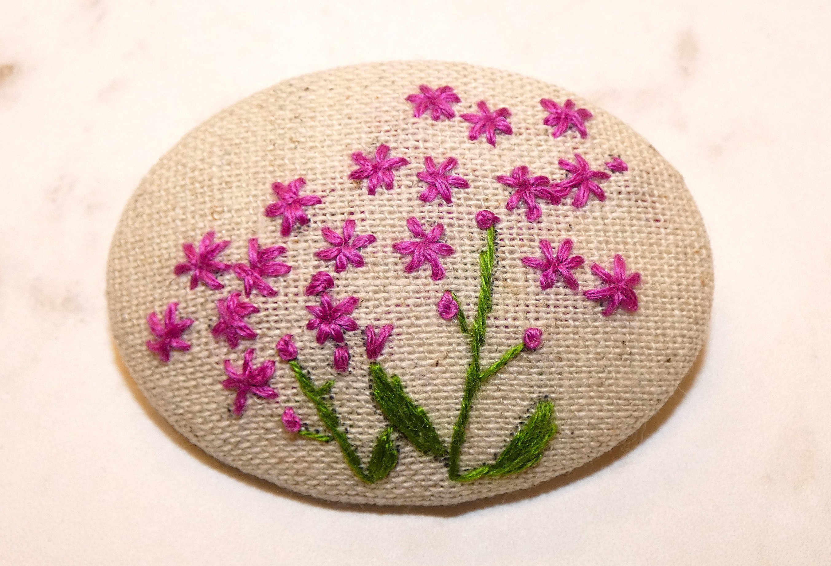 くるみブローチ